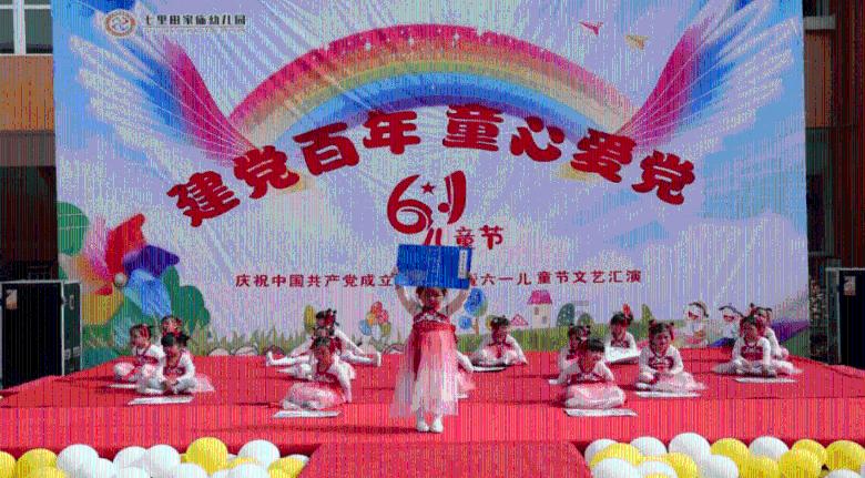 李溪芮蓝色穿搭大赏：优雅浪漫，时尚典范